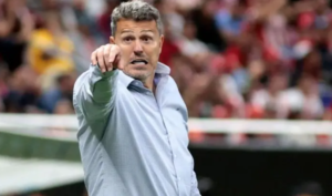 Oscar Garcia suspended for kicking James Rodriguez in Mexican league game