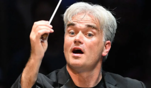 Conductor sorry for calling Italian singers Mafia