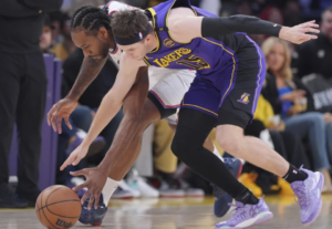 Lakers G Austin Reaves sidelined by right calf injury in first quarter vs. Clippers