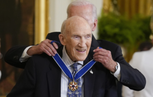 Former US Sen. Alan Simpson of Wyoming, who bridged partisan gaps with his quick wit, dies at age 93