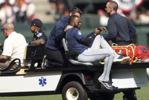Mariners’ Robles carted off field with shoulder injury after making dazzling catch against Giants