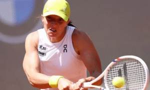 Swiatek breezes through to Italian Open third round