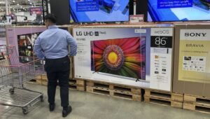 Cautious Americans Reduce Spending as Inflation Rises